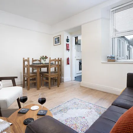 Three Bridges - 1-mile From Town Centre