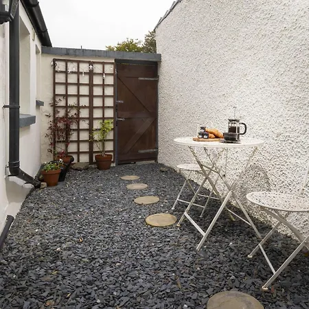 Three Bridges - 1-mile From Town Centre *