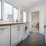 Three Bridges - 1-mile From Town Centre Holiday home